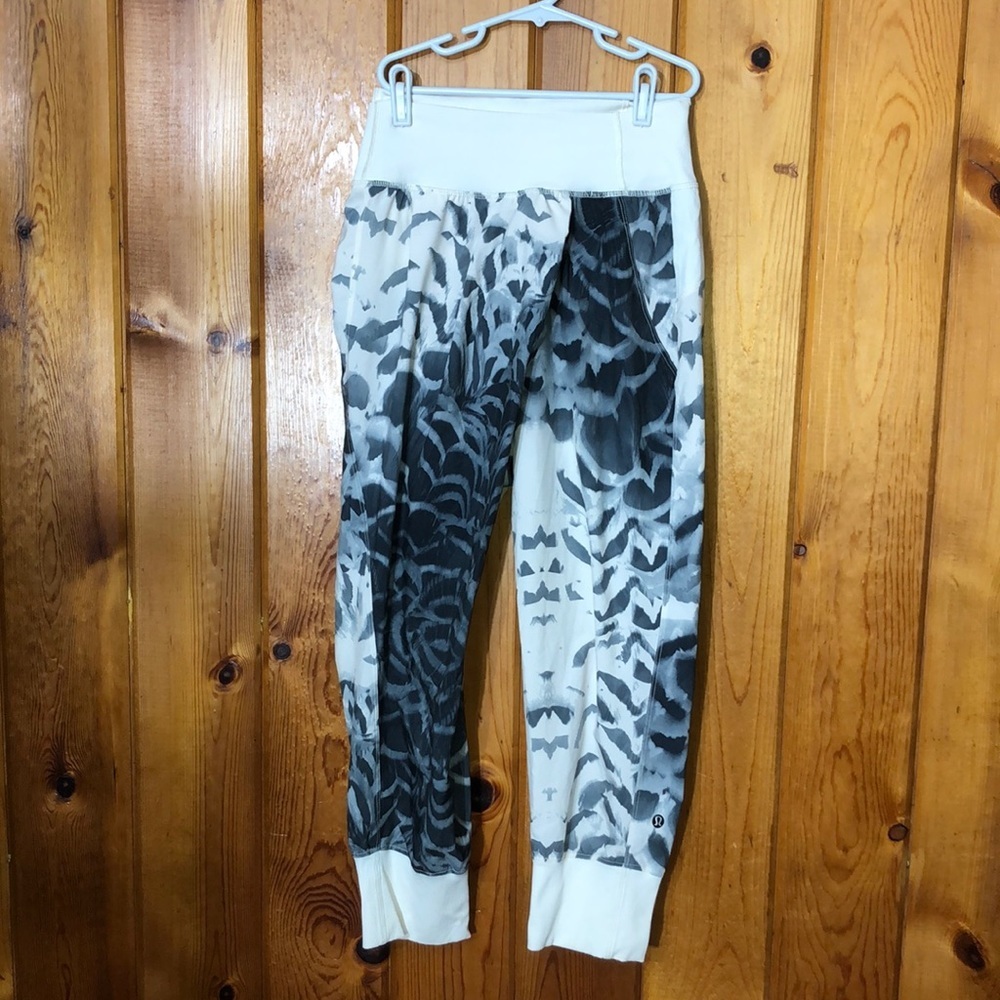 Lululemon Dance To Yoga Pant
Pretty Plume Angel Wing Black / Angel Wing size 4​​